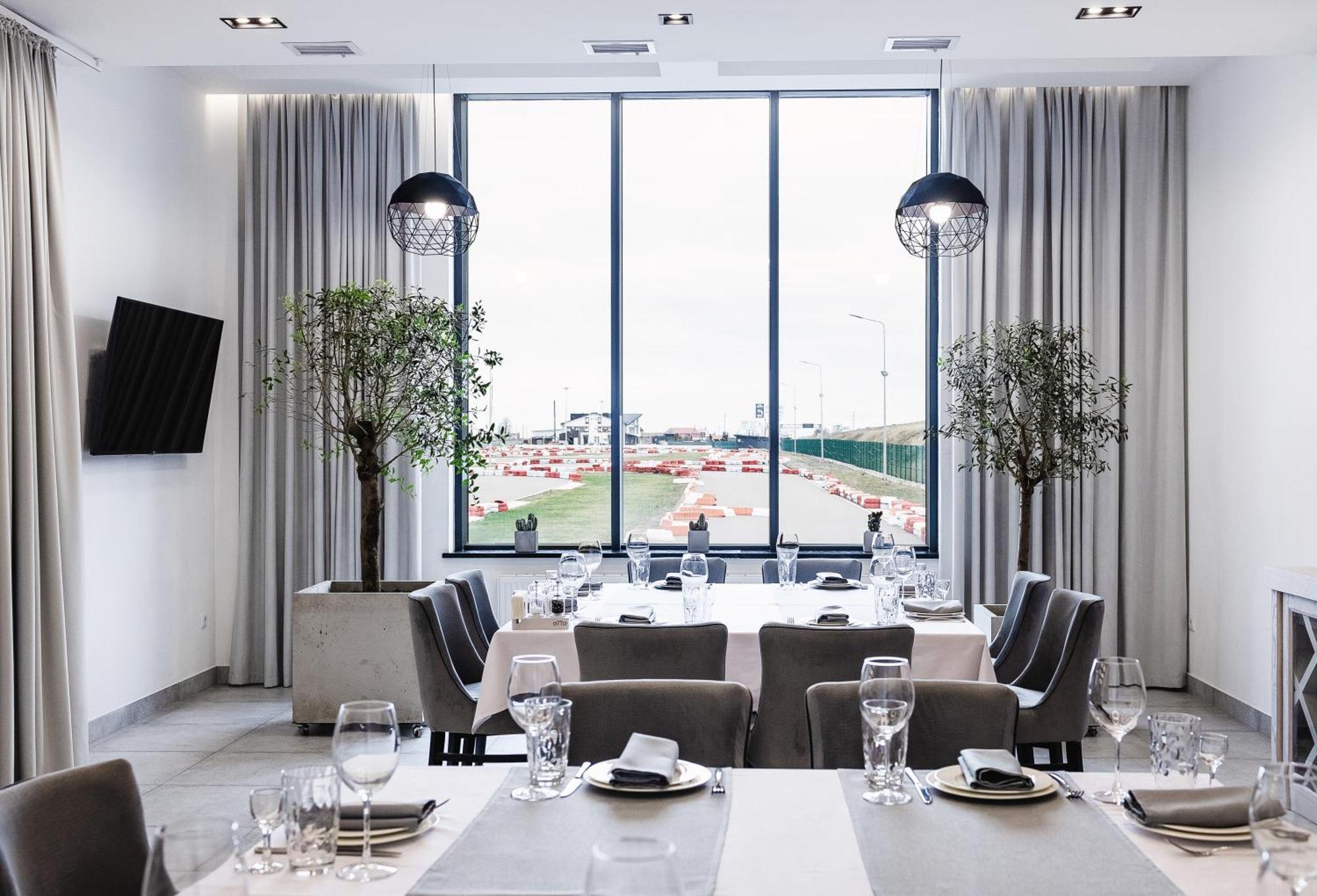 Otto Hotel-Restaurant Ровно Экстерьер фото