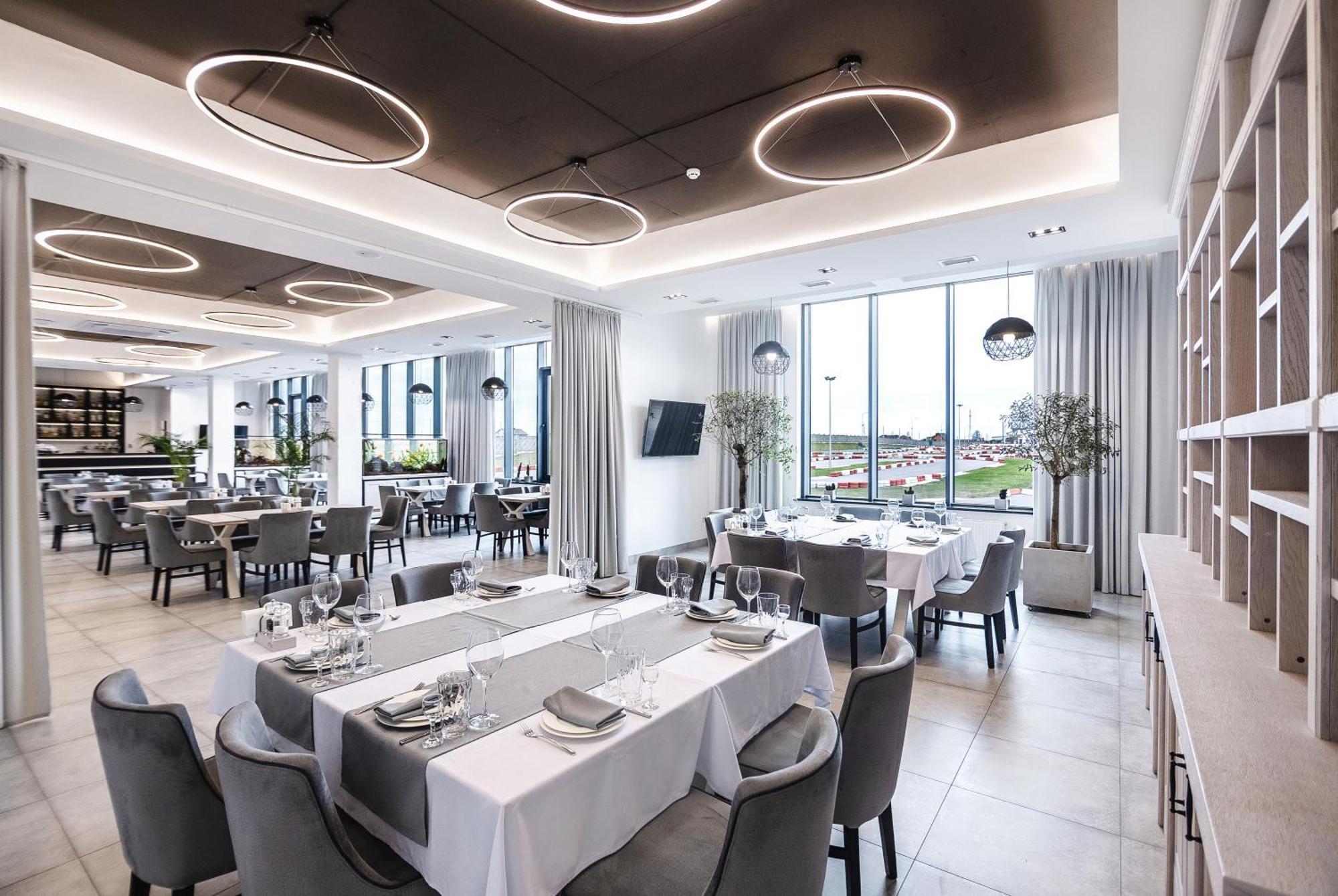 Otto Hotel-Restaurant Ровно Экстерьер фото