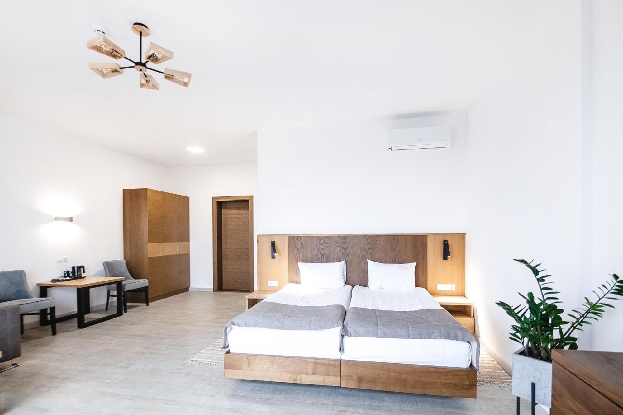 Otto Hotel-Restaurant Ровно Экстерьер фото